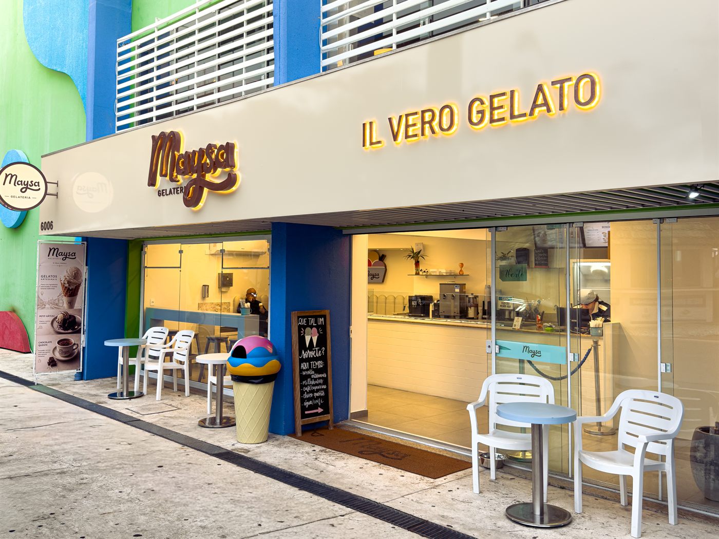 Entrada da Maysa Gelateria com o letreiro Il Vero Gelato e o balcão de gelatos ao fundo
