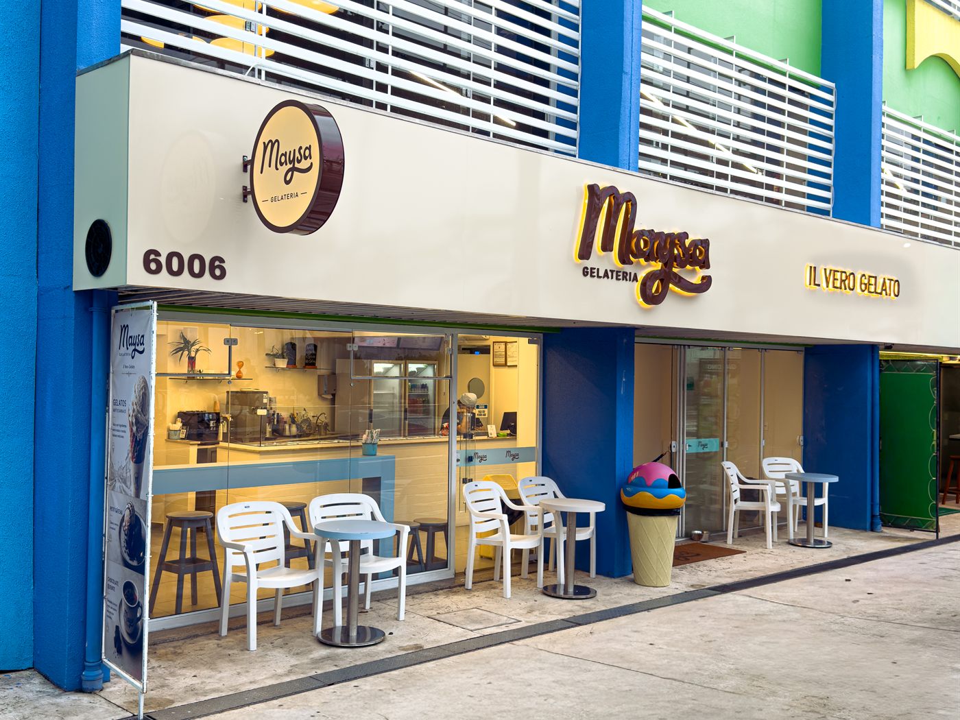 Fachada da Maysa Gelateria na Av. Atlântica, 6006, com o letreiro Maysa e mesas na calçada